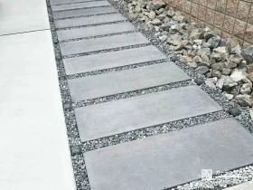 大判平板と割栗石が織りなす、洗練されたアプローチ