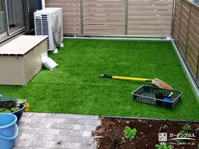 裸足で駆け回れる、お手入れ不要の人工芝[施工後]
