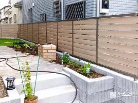 視線を優しく遮る、木目調のプライベートフェンス[施工後]