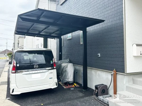 敷地に寄り添い、景観を引き締めるフラットカーポート