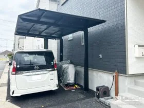 敷地に寄り添い、景観を引き締めるフラットカーポート[施工後]