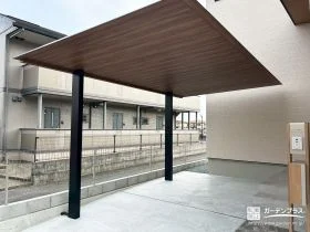 玄関周りとリンクする、木目調の美しい「軒」のカーポート[施工後]