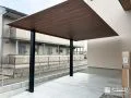玄関周りとリンクする、木目調の美しい「軒」のカーポート