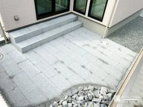 御影石のテラスがもたらす、風格ある寛ぎ[施工後]