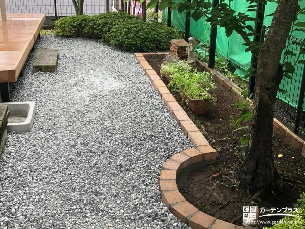 レンガを並べたナチュラルな花壇がポイントのとなるお庭工事