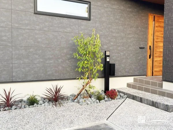 職人の技が光る、表情豊かな玄関アプローチ