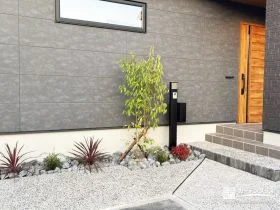 職人の技が光る、表情豊かな玄関アプローチ[施工後]