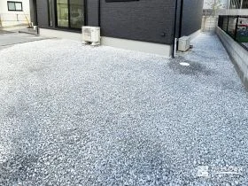 建物周りを清潔に整える、防草シートと砂利[施工後]