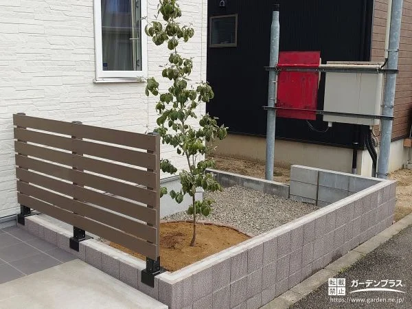 レンガで囲んだサークル状の可愛らしい花壇を設置した前庭工事