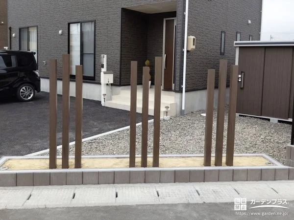高さに変化をつけてお庭に動きを与える角柱を設置した工事
