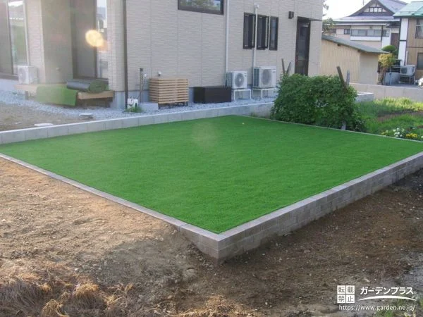 土留めを設けて安定した人工芝のお庭をつくったリフォーム工事