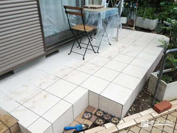 明るいカラーのタイルで演出する第二のリビングとなるデッキ工事