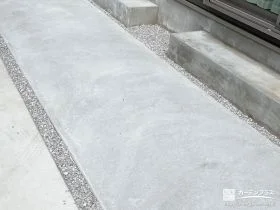 駐車スペースにはコンクリート犬走りには砂利で雑草対策した工事