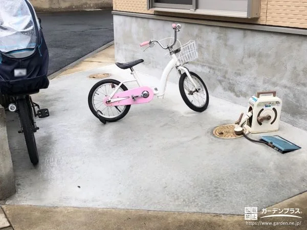 駐車スペース一画の花壇を解体して駐輪スぺースにした工事