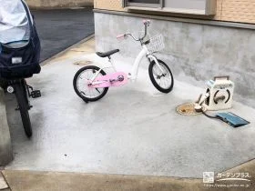 駐車スペース一画の花壇を解体して駐輪スぺースにした工事