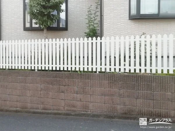 ホワイトカラーの明るいフェンスで敷地境界を明確化した工事