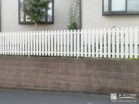 ホワイトカラーの明るいフェンスで敷地境界を明確化した工事