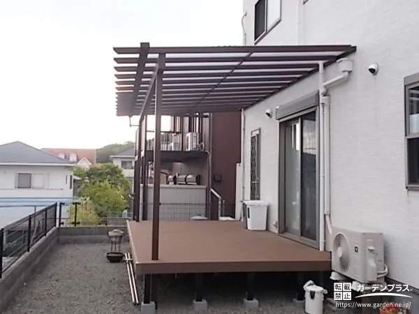 柔らかな陰影を落としながら日差しをコントロールするテラス工事