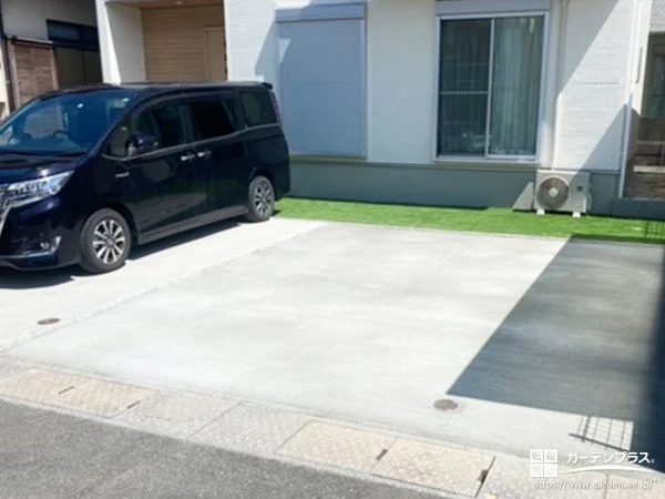 人工芝を敷設した前庭がアクセントとなった駐車スぺース工事