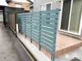 緑色のアクセントカラーが北欧風の目隠しフェンス