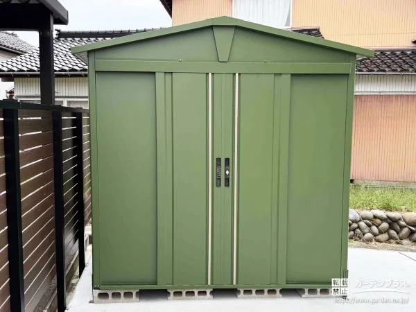 絵本の中から飛び出したような、三角屋根のおしゃれな物置