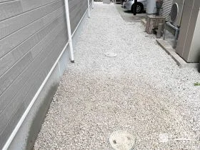 徹底した雑草対策で、ストレスフリーな犬走り[施工後]