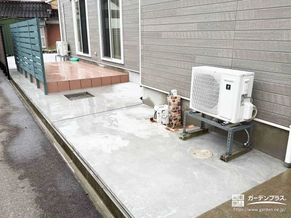 グリーンが映える、北欧風のフェンスと物置がポイントの雑草対策工事