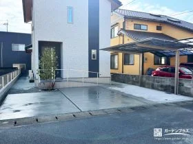 玄関のスロープが安心のシンプルでローメンテナンスな新築外構