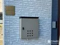 壁面に取り付けた表札とポスト