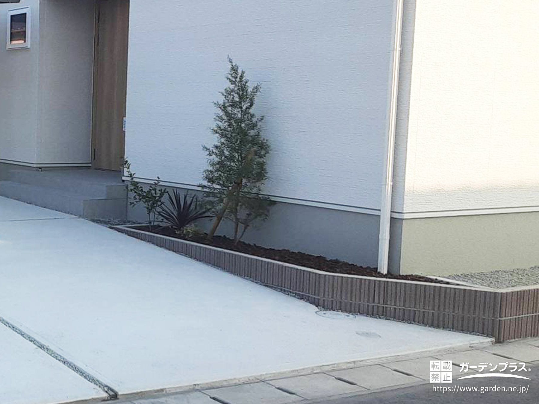 土留め沿いの植栽スペースで、帰宅動線に彩りを