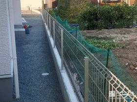 境界フェンスで安心感を整える犬走り[施工後]
