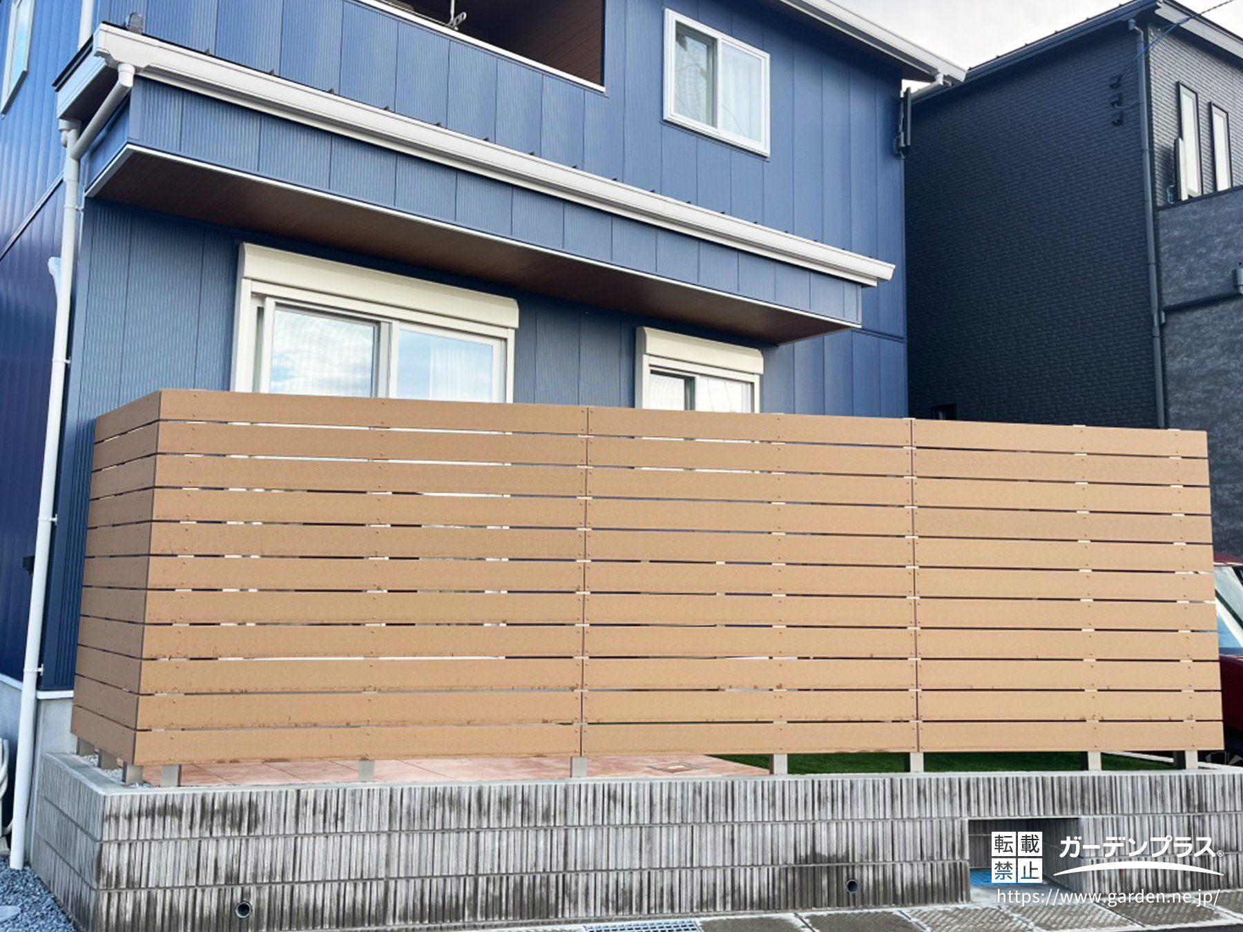 視線をやわらかく遮る木調目隠しフェンス