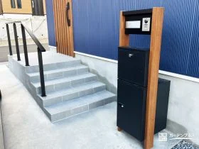 玄関ドアとリンクするスリムな門まわり[施工後]