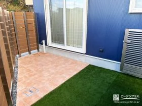 お子様がのびのび遊べるタイルテラスと人工芝[施工後]