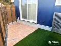 お子様がのびのび遊べるタイルテラスと人工芝