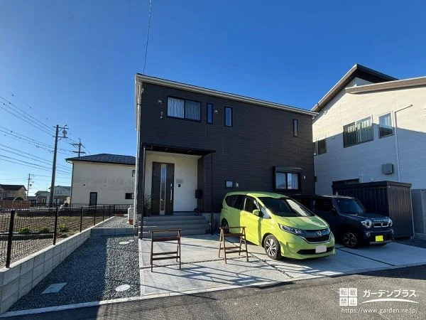 コンクリート打設とフェンス付きウッドデッキで整えた外構工事