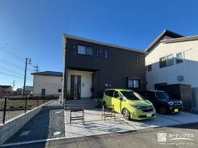 コンクリート打設とフェンス付きウッドデッキで整えた外構工事