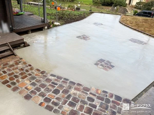 敷石のアクセントが美しく映える広々とした駐車スペース工事