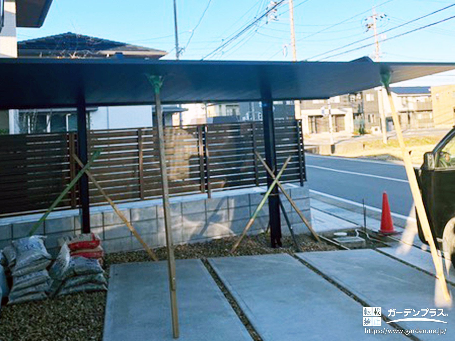 フラット屋根がスタイリッシュなカーポート