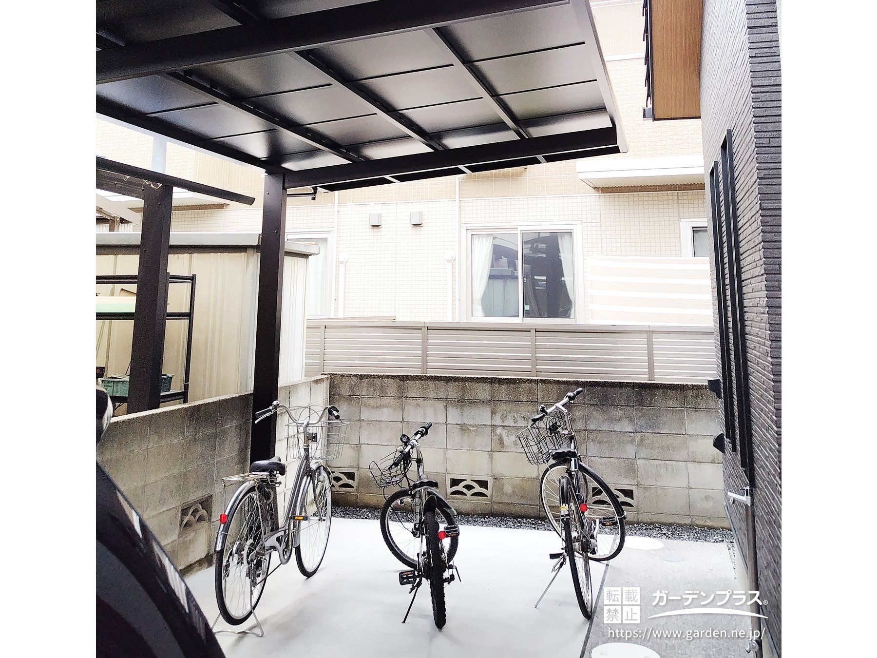 完全遮光のブラックポリカ屋根で守る2台用カーポート