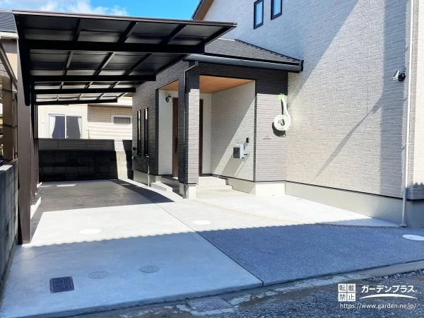 ブラックポリカが映える、曲線アプローチの機能美新築外構