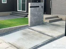 動線を整えたアプローチと庭側の目隠し設計