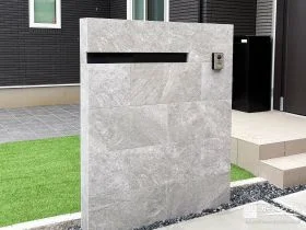 住まいと調和するモダンなタイル門柱[施工後]