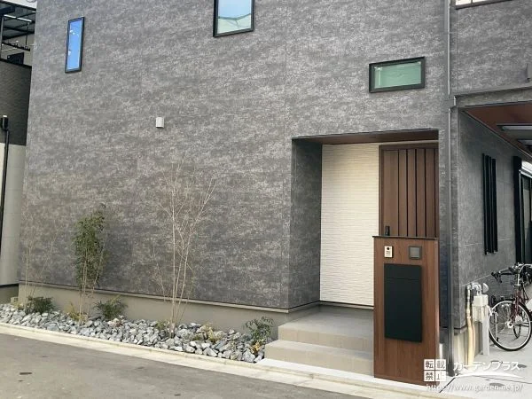 割栗石を入れた前庭と木調の機能門柱がナチュラルな新築外構工事