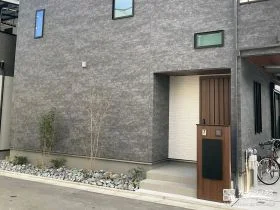割栗石を入れた前庭と木調の機能門柱がナチュラルな新築外構工事