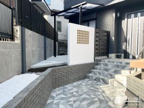 柔らかな質感で外観にアクセントを加えるアジアン風造作門柱工事