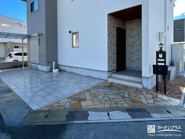 乱形石張りのアプローチが主役となった華やかな新築外構工事