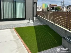 ファサード空間に緑を加える人工芝のお庭[施工後]