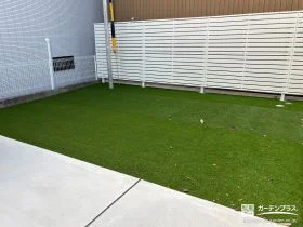 人工芝敷設とロックガーデンでナチュラルに彩る新築外構工事