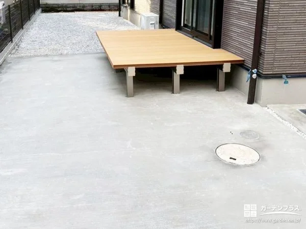 掃き出し窓からそのまま外へ出られるウッドデッキ